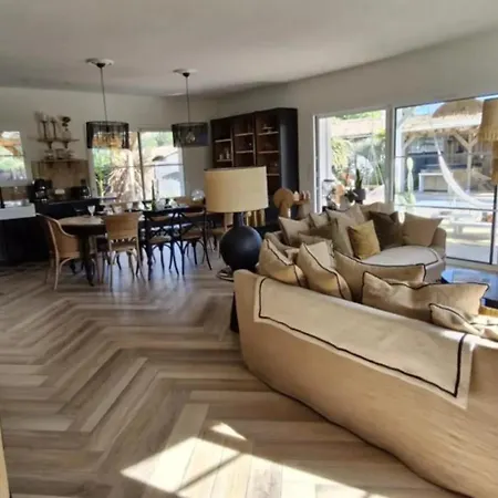 Villa Spacieuse Avec Piscine à *